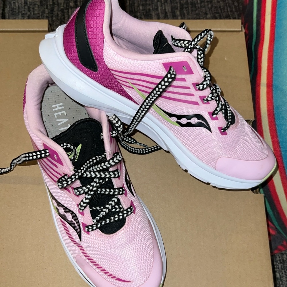 Saucony youth shoes Size6 1/2